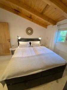Een bed of bedden in een kamer bij Wellness House Oliva with heated salt water Pool, Sauna & Jakuzzi