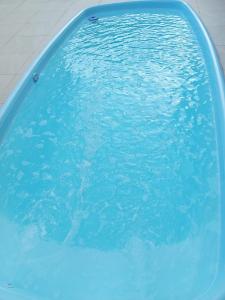 una piscina con agua azul. en Casa Temporada en Serra