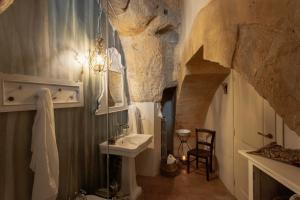 een badkamer met een wastafel en een wastafel bij Corte San Leonardo in Matera