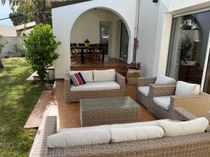 Część wypoczynkowa w obiekcie Villa avec magnifique piscine et grand jardin, à 2 pas du golf et de la plage