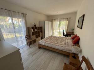 Łóżko lub łóżka w pokoju w obiekcie Villa avec magnifique piscine et grand jardin, à 2 pas du golf et de la plage