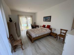Łóżko lub łóżka w pokoju w obiekcie Villa avec magnifique piscine et grand jardin, à 2 pas du golf et de la plage