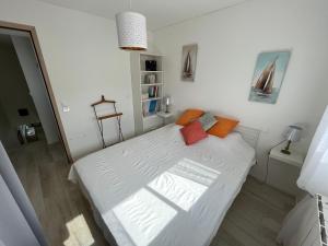 Łóżko lub łóżka w pokoju w obiekcie Villa avec magnifique piscine et grand jardin, à 2 pas du golf et de la plage