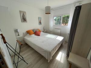 Łóżko lub łóżka w pokoju w obiekcie Villa avec magnifique piscine et grand jardin, à 2 pas du golf et de la plage