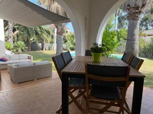Basen w obiekcie Villa avec magnifique piscine et grand jardin, à 2 pas du golf et de la plage lub w pobliżu