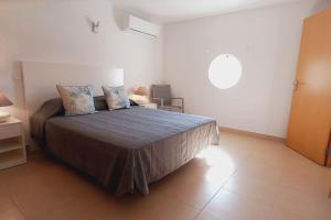 um quarto com uma cama grande num quarto em Apartamento Sol e Mar em Vila Nova de Cacela
