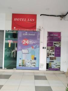un devant de magasin avec deux fenêtres dans un bâtiment dans l'établissement LSN Hotel (KL) Sdn Bhd, à Kuala Lumpur