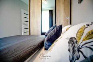 Posteľ alebo postele v izbe v ubytovaní Marina Apartament 13 Iława - z prywatnym miejscem parkingowym