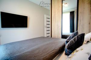Posteľ alebo postele v izbe v ubytovaní Marina Apartament 13 Iława - z prywatnym miejscem parkingowym