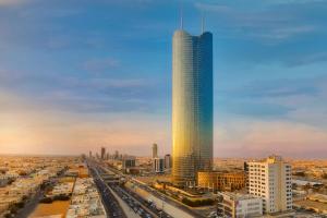 利雅德的住宿－JW Marriott Hotel Riyadh，城市高耸的摩天大楼的 ⁇ 染