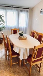 stół jadalny z białą tkaniną w obiekcie Къща за гости Загорски w mieście Kałofer