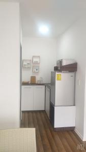 uma cozinha com um frigorífico num quarto em Los Soles Suite Mall del Sol Guayaquil Airport em Guayaquil