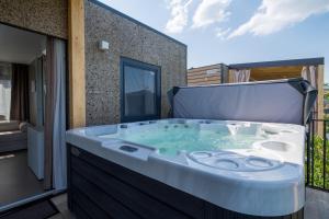 eine Whirlpool-Badewanne im Hinterhof eines Hauses in der Unterkunft Camping Fossalta in Lazise