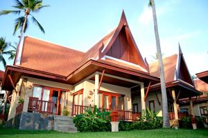 a house with a gambrel roof at Banburee Resort & All Spa Inclusive in Laem Set Beach