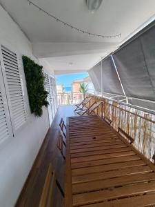 een houten trap op een boot met een balkon bij Apartamento con VISTAS AL MAR in Oliva