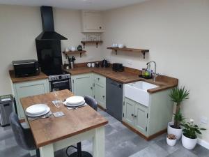 Kuchyň nebo kuchyňský kout v ubytování Birchwood Bothy + 12 fotografií