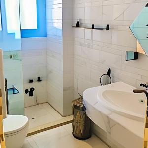 ein Bad mit einer Dusche, einem WC und einem Waschbecken in der Unterkunft My Sky Sea View 1 Bedroom Apartment in Hurghada