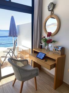 una scrivania con vista sull'oceano di Touch the Sea a Sardina