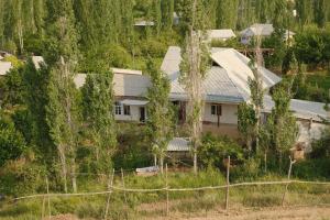 eine Luftansicht eines Hauses in einem Wald in der Unterkunft House of Tengi Craftswomen 