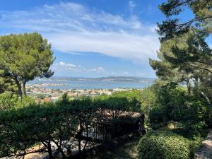 - une vue sur l'océan depuis une colline arborée dans l'établissement Sète, Belle maison dans la pinède - piscine et vue, à Sète