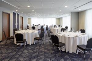 sala konferencyjna ze stołami i krzesłami oraz pokój z: w obiekcie Residence Inn by Marriott Montreal Midtown w Montrealu