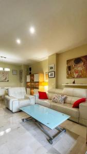uma sala de estar com um sofá e uma mesa de centro em Work and Rest Away From Home em Paterna