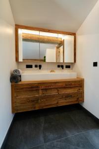 uma casa de banho com um grande lavatório e um espelho em Lakeside Penthouse 16 by we rent em Zell am See