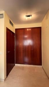un pasillo con 2 puertas de madera en un edificio en Work and Rest Away From Home, en Paterna