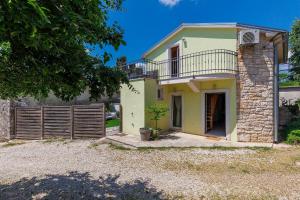 dom z balkonem na górze w obiekcie House Ana w mieście Kanfanar