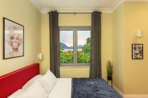 a bedroom with a bed and a window at Leopoldo in Baveno