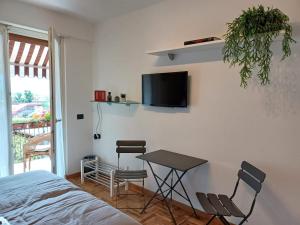 1 dormitorio con 1 cama, 1 mesa y 2 sillas en Il Geranio B&B, en Rovereto