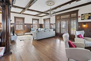 Khu vực ghế ngồi tại Grand Historic 8BR 6 5BA Mansion Waterfront Decks