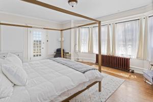 En eller flere senge i et værelse på Grand Historic 8BR 6 5BA Mansion Waterfront Decks