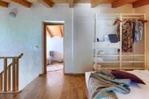Łóżko lub łóżka w pokoju w obiekcie House Ana