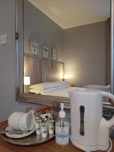 Příslušenství pro přípravu čaje a kávy v ubytování Westgate Hotel + 37 fotografií
