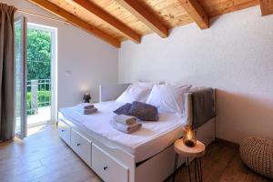 Łóżko lub łóżka w pokoju w obiekcie House Ana