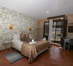 1 dormitorio con cama y ventana en Hotel Río Escabas, Serranía de Cuenca, en Cañamares
