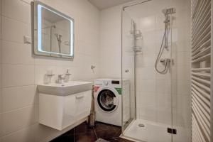 a bathroom with a washing machine and a washer at Carin Deluxe II in Vienna
