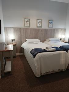 Postel nebo postele na pokoji v ubytování Westgate Hotel