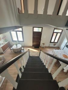 eine Treppe im Loft mit einem Tisch und einem Zimmer in der Unterkunft Casa do Porto 