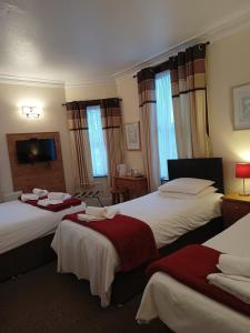Postel nebo postele na pokoji v ubytování Westgate Hotel