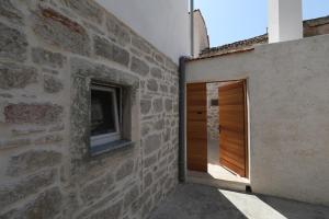 ムルテルにあるStone House apartments in the center of Murter townのレンガ造りの建物
