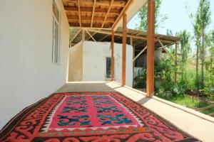 ein Teppich auf dem Boden eines Zimmers mit einem Gebäude in der Unterkunft House of Tengi Craftswomen 