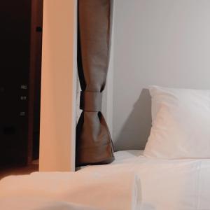 Posteľ alebo postele v izbe v ubytovaní Hlangkha Hostel - หลังคา โฮสเทล