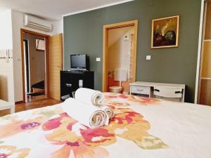 1 dormitorio con 1 cama grande con alfombra de flores en Apartment Casa Nova en Rovinj