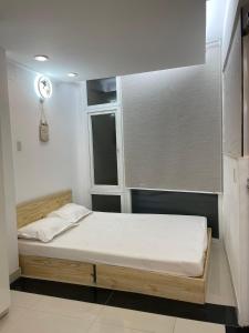 um quarto com uma cama e uma janela em Beautiful Studio x King bed em Ho Chi Minh