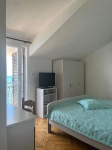 TV a/nebo společenská místnost v ubytování Apartment or room with sea view
