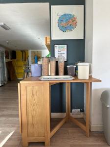 una mesa de madera con tazas encima en Blue Room Hostel Newquay, en Newquay