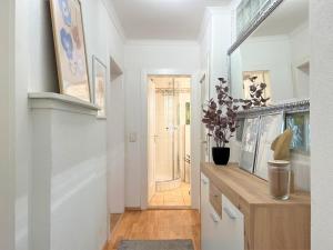 a hallway of a home with white walls and wood floors at Perfekt für Gruppen! 150m2 FERIENHAUS, Terrasse, Balkon, Garten, Wanderwege, optimale Anbindung in Lichtenfels