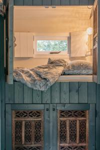 two beds in the inside of a tiny house at Pipowagen de Zwerveling aan zee in Oostkapelle